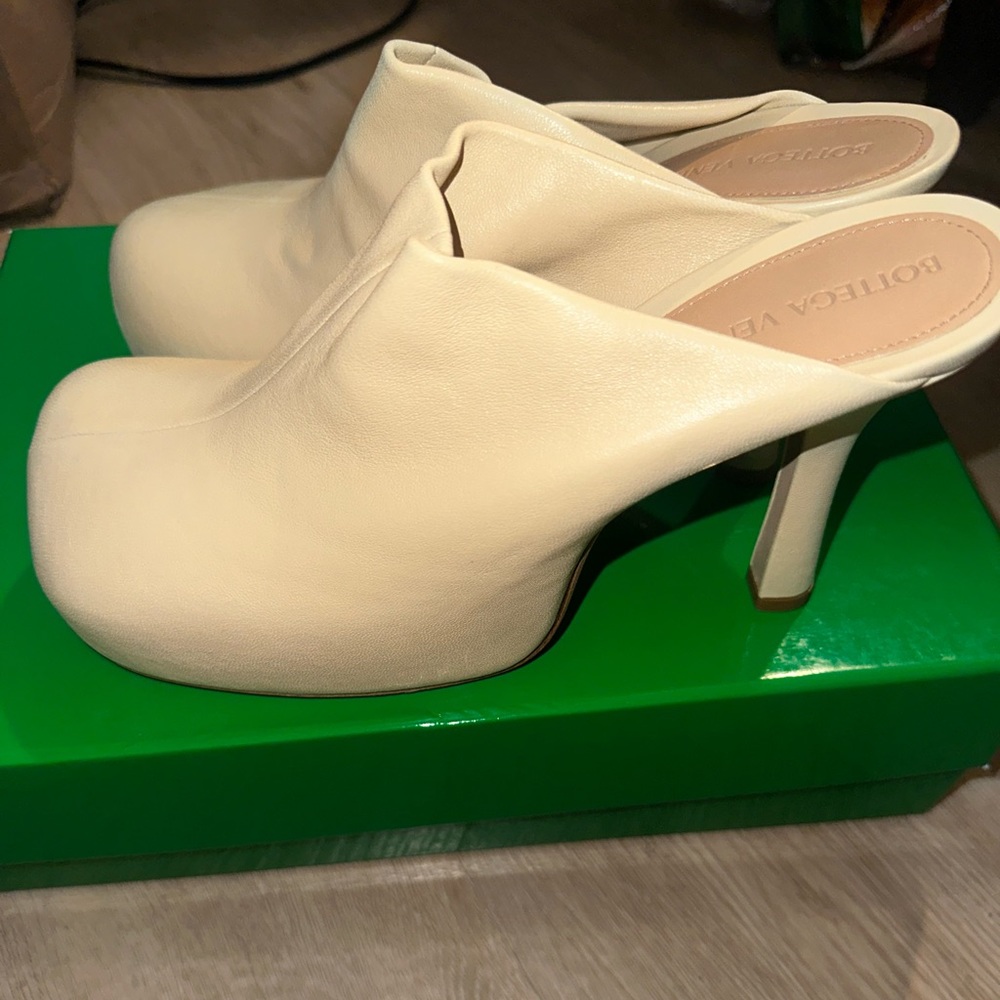 BOTTEGA VENETA leather mules.